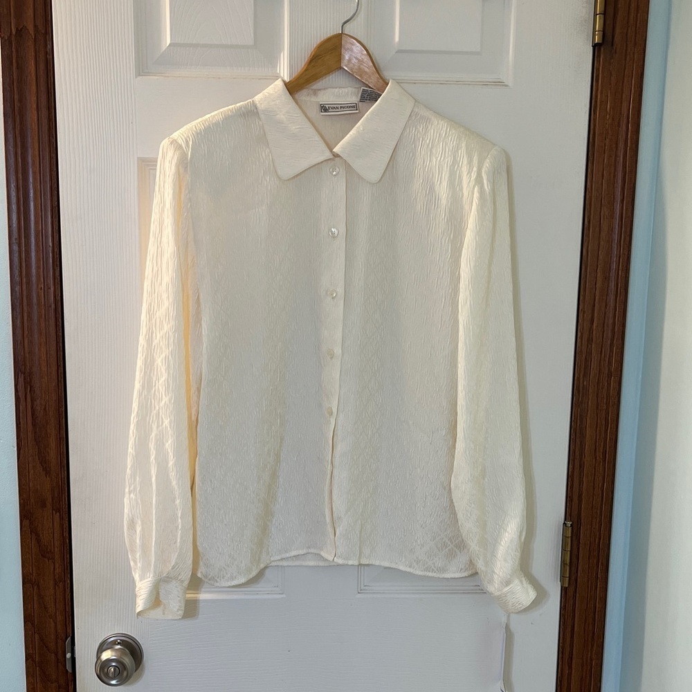 NWT Evan Picone Vintage Cream w/ Diamond Print Long Sleeve Button
Front Blouse 8